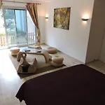 לינה וארוחת בוקר Logis Du Parc 3*