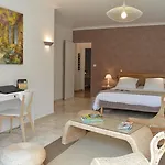 לינה וארוחת בוקר Logis Du Parc 3*